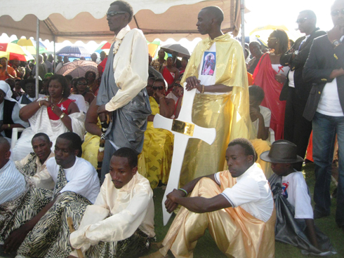 Jules Sentore, umwuzukuru wa Sentore Athanase afite umusaraba