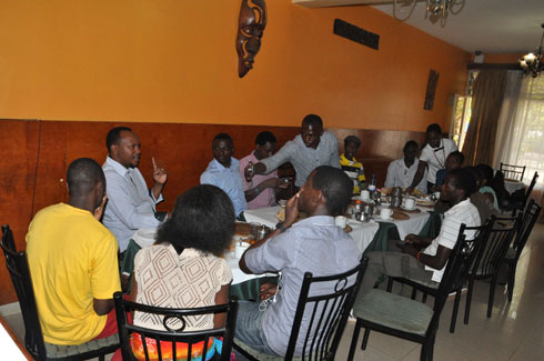 KNC hamwe n'abanyamakuru abasobanurira akababaro ke.