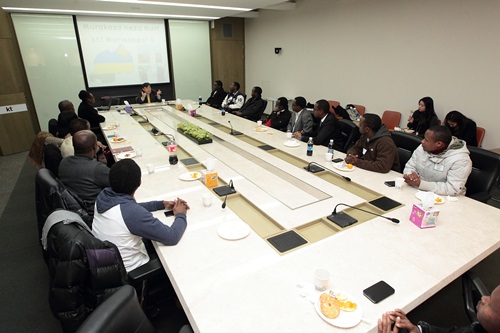 Abanyeshuri baganira na Bwana Kim Hongjin.