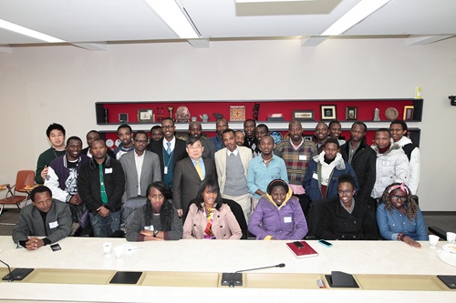 Bamwe mu banyeshuri bitabiriye ibirori bafata ifoto y'urwibutso.