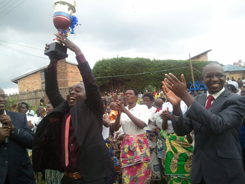 Kabanda Jean Claude uyobora umurenge wa Mushubi yereka abaturage igikombe.