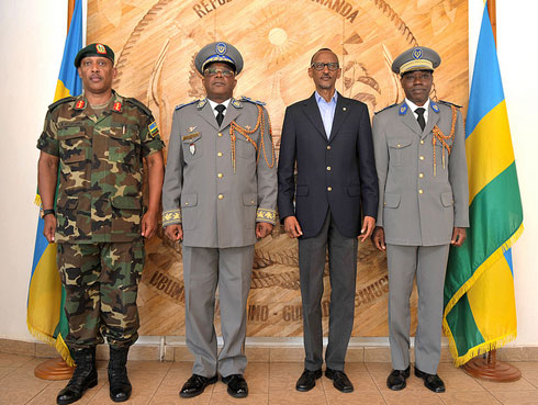 Perezida Kagame na Gen. Nyamvumba bakiriye umugaba w