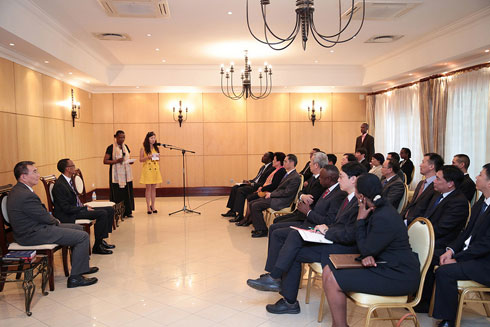 Abashoramari b'Abashinwa basobanuriwe ibijyanye no gushora imari mu Rwanda.