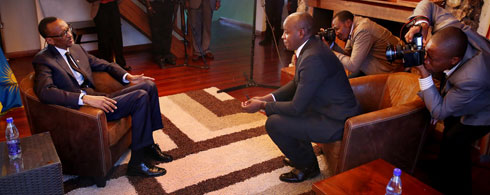 Perezida Kagame abazwa ibibazo n'umunyamakuru Linus Kaikai ukorera televiziyo NTV.