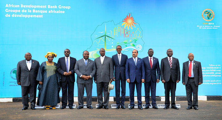 Abakuru b'ibihugu barimo na Perezida Kagame bafata ifoto y'urwibutso na Perezida wa BAD, Dr Donald Kaberuka.