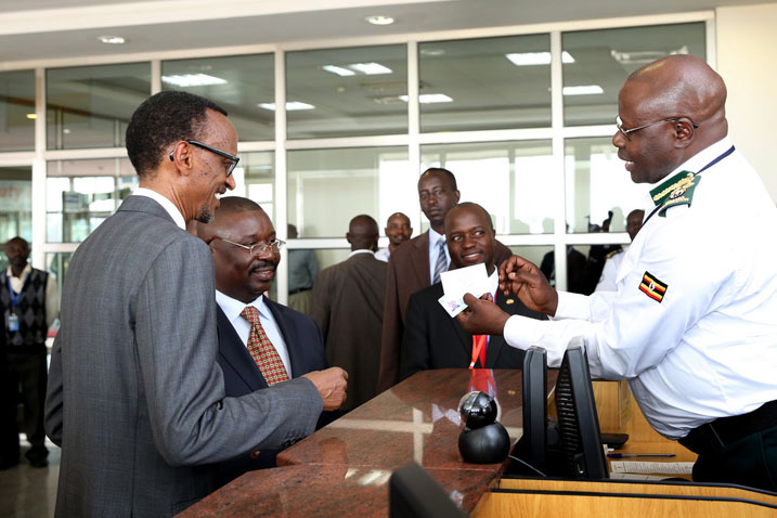 Perezida Kagame yagiye muri Uganda akoresheje indangamuntu nk