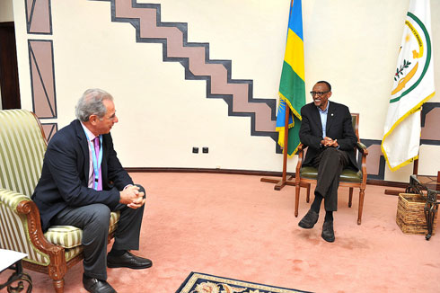 Perezida Kagame na Rodrigo, baganiriye kuri OLPC kuri uyu wa kane tariki 31/10/2013.