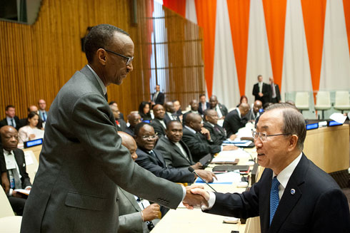 Perezida kagame asuhuzanya n'umunyamabanga mukuru wa UN.