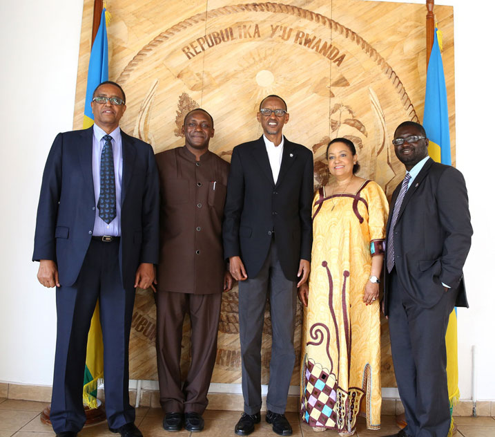 Perezida Kagame na Minisitiri Lwakabamba bakiriye Dr Kandeh Yumukella hamwe n'intumwa zari zimuherekeje.