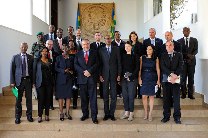 Perezida Kagame na Minisitiri w'Ububanyi n'Amahanga wa Israel, Avigdor Liberman (ibumoso) hamwe n'intumwa zimuherekeje mu ruzinduko bagirira mu Rwanda.