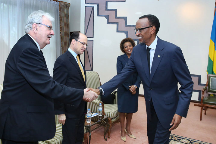 Perezida Kagame asuhuza intumwa zazanye n'umuyobozi wa kaminuza ya Ottawa, Michelle Jean.