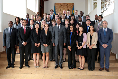 Perezida Kagame hamwe n'abanyeshuri n'abarimu ba kaminuza ya Wharton bafata ifoto y'urwibutso.