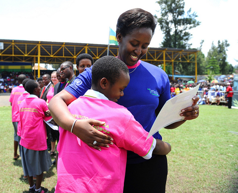 Madamu Jeannette Kagame akomeje guhemba abakobwa bitwara neza, anabasaba gukomeza kugendera ku buzima bufite intego n