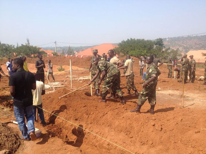 I Kagarama muri Kicukiro, abaturage baje gufatanya n'ingabo z'u Rwanda kwiyubakira ikigo nderabuzima./Foto: Emmanuel N. Hitimana.