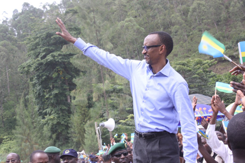 Perezida wa Repubulika, Paul Kagame, asuhuza abaturage b'akarere ka Rusizi.