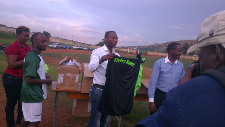 Kamanzi Michel arimo kwereka Abayovu imyenda bari babazaniye.