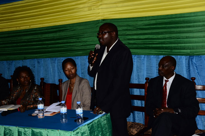 Kamuzinzi uhagarariye abacuruzi ku rwego rw'intara asaba abashoramari kugura impapuro biteganyiriza.