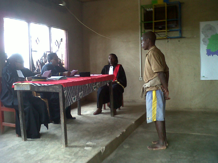 Kanakuze imbere y'urukiko rwisumbuye rwa Gasabo.