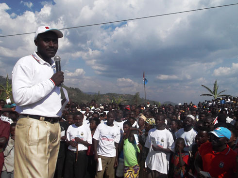 Kandida depite Nyaminani yijeje abaturage b'i Boneza ko ibisigaye FPR izabibagezaho mu gihe cya vuba abasaba kuyihundagazaho amajwi.