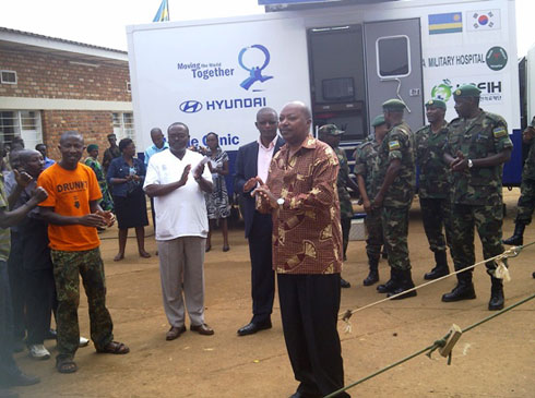 Ingabo ziri kumwe na Guverineri Kabahizi w'Uburengerazuba, zagiye muri Army week i Gihundwe mu karere ka Rusizi.