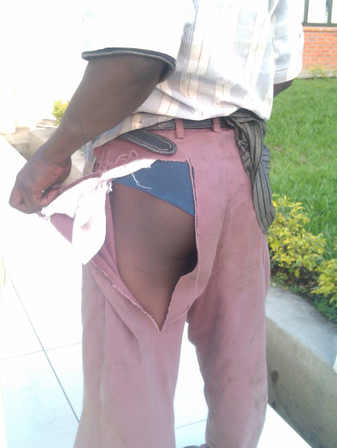 Kanyandekwe yakubiswe kugeza aciriweho imyenda.