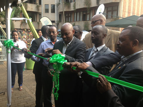 Umuyobozi wa BRD n'abandi bayobozi batandukanye n'abamuritse ibikorwa byabo basoza imurikagurisha ku mugaragaro.