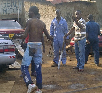 Abakora mu igaraje bamusaba kubegera ngo bongere bamuhe isomo.