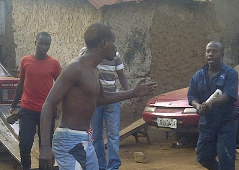 Uyu musore wambaye ubusa yaramukirijwe ku mihini n