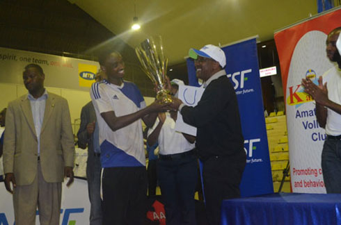 Kapiteni wa INATEK ashyikirizwa igikombe.