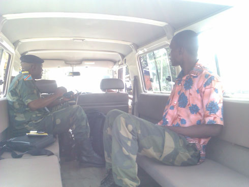 Kapolari Muya Wanumbi Jojo ari mu modoka ya EJVM na Col Blaize wa Congo.