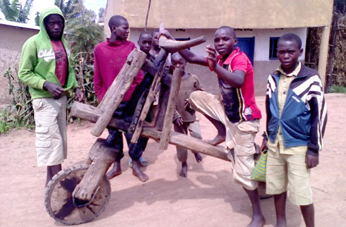 Karahanyuze ngo niwe wenyine uzi gukora ibitogotogo mu gace atuye mo. Ngo arabikora akabigurisha ku bandi babikeneye.