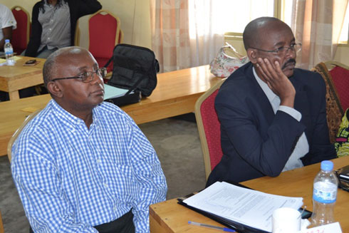 Umunyamabanga nshingwabikorwa w'ihuriro ry'impuzamiryango 15 zigize societe civile mu Rwanda, Karekezi Thadee (wambaye ishati)