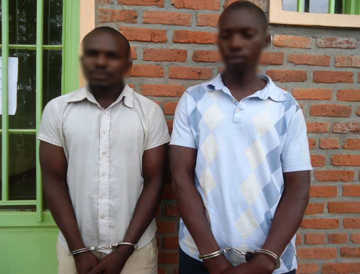 Karimunda (ibumoso) na Habinshuti (iburyo) bari mu maboko ya Polisi ya Musanze.