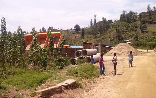 Kariyeri y'abashinwa bubaka umuhanda Nyamasheke-Karongi.
