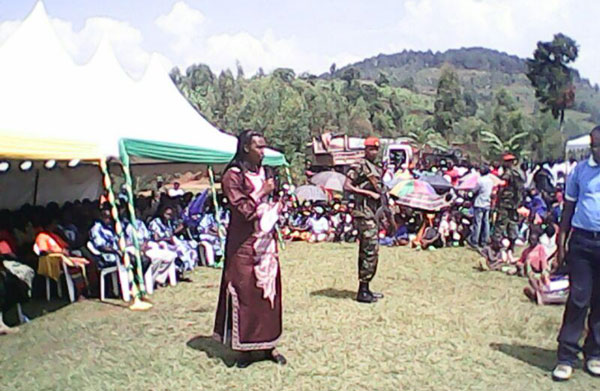 Minisitiri Asiimwe yaganiriye n'abaturage ba Karongi, abashishikariza guharanira ubuzima bwiza bakabona ubukora bagatera imbere, ari nabyo kwibohora nyabyo./Foto: Niyonzima Oswald