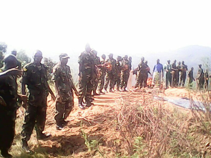 I Karongi bafatanyije kubaka poste de sante ya Musasa bafatanye urunana, ngo bashimangira ko ingabo n'abaturage nibakomeza gufatana urunana bazabohora u Rwanda ku bibazo byaba bikiruboshye byose./Foto: Niyonzima Oswald