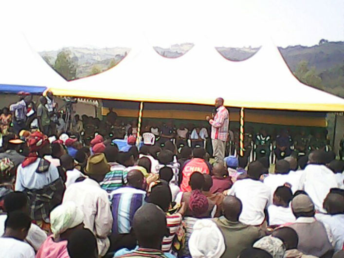 Umuyobozi w'akarere ka Karongi yavugiye abaturage ahagarariye ko bashima ingabo z'u Rwanda./Foto: Niyonzima Oswald.