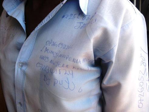 Ubu ngo ni uburyo bwo kubika umwambaro na nimero za telefoni z