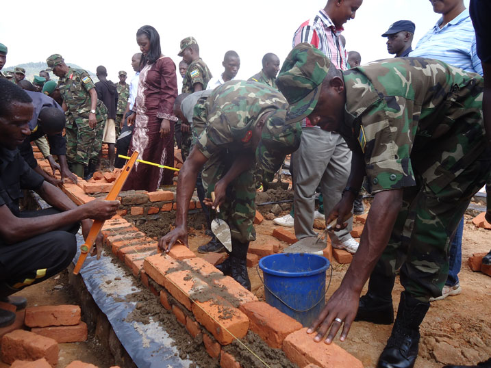 Aha ba Lt Gen Fred Ibingira na Major Gen. Mubarak Muganga baratanga umusanzu mu kubaka ikigo nderabuzima cya Musasa muri Karongi./Foto: Niyonzima Oswald