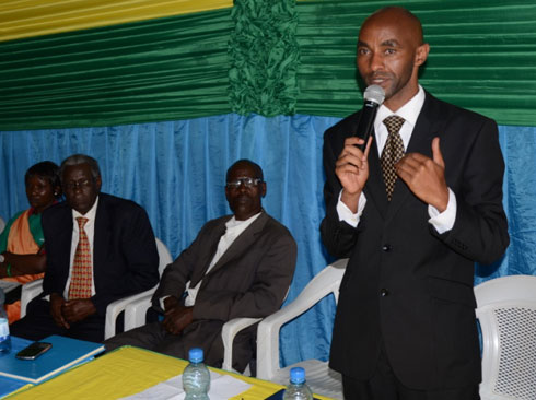 Karuga Yohani asobanurira abahinzi imikoreshereze y