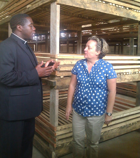 Katrien Meersman ushinzwe iterambere n'ubufatanye muri Ambasade y'Ababiligi asobanurirwa imikorere y'ikigega.