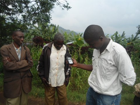 Kayonga (hagati) aganira n'itangazamakuru.