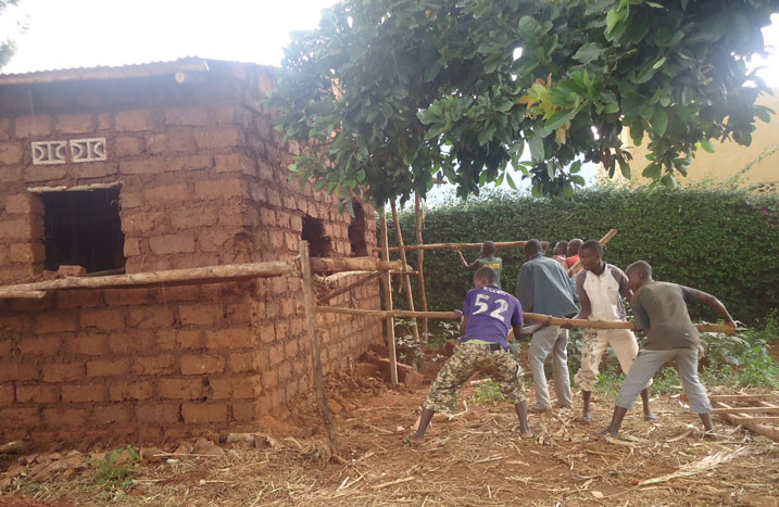 Aba bari bategetswe n'ubuyobozi gusenya iyi nzu iri ahitwa Nyagatovu muri Kayonza ngo kuko itagendanye n'igishushanyombonera.