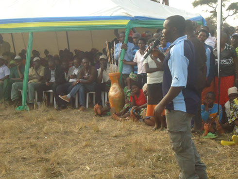 Uyu ni umwe mu baturage benshi batangaga ubuhamya bw'ibyishimo byabo kuko batazongera guhohoterwa n'inyamaswa zo muri pariki