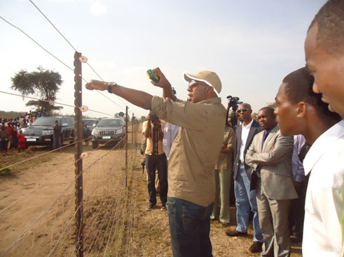 Abari aho beretswe uburyo amashanyarazi ari mu ruzitiro agenda yiyongera mu bujyejuru bikazafasha gukumira inyamaswa zishaka kurwegera no kururenga ngo zijye mu giturage