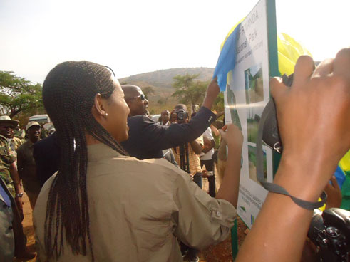 Aha minisitiri Fazil Harerimana yafunguraga ku mugaragaro uruzitiro rwa pariki