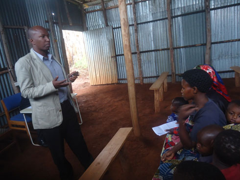 Kiboga Patrick, umuyobozi w'inkambi y'agateganyo ya Nyagatare aha ikaze Abanyarwanda batahutse.