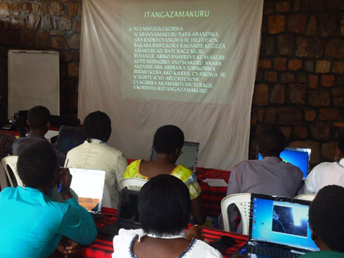 Abanyamuryango b'amakoperative y'imyuga n'ubukorikori barahugurirwa gukora itangazamamakuru ryo kwamamaza ubucuruzi bwabo.