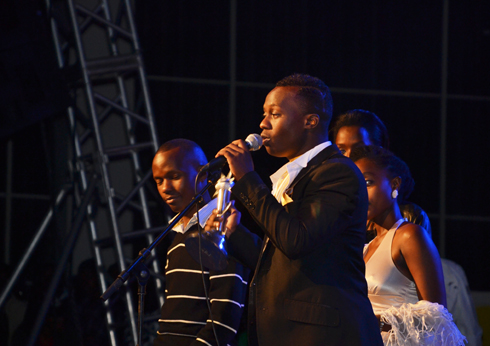 King James niwe wegukanye igihembo cy'umuhanzi w'umwaka