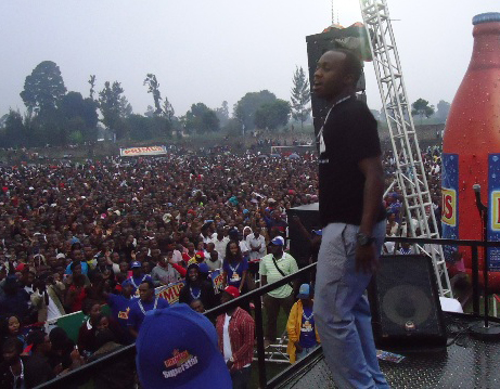 King James yasusurukije Abanyamusanze biratinda.